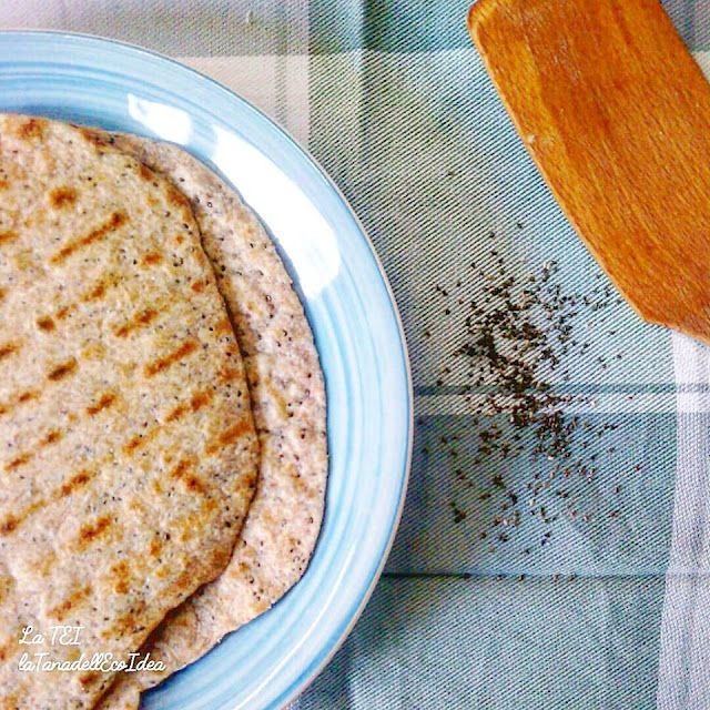 Piadina di farina di mandorle, lino e integrale, semi chia