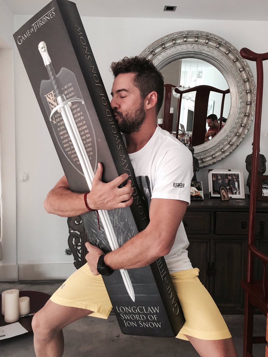 David Bisbal con su espada de acero valyrio