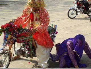 दूल्हा और दुल्हन की कुछ ऐसी अजीबोगरीब तस्वीरें जिन्हें देख आप अपनी हंसी नहीं रोक पाएंगे (Most Funny And Hilarious Photos Of Indian Wedding) आज हम आपके लिए भारतीय लोगों की कुछ ऐसी ही मजेदार तस्वीरें लेकर आये हैं जिन्हें देख आप अपनी हंसी नहीं रोक पाएंगे. तो दोस्तों यह हैं कुछ ऐसी मजेदार तस्वीरें जो कि आपको खूब पसंद आएँगी. तो दोस्तों यह हैं कुछ ऐसी तस्वीरें जिन्हें देख आप अपनी हंसी नहीं रोक पाएंगे