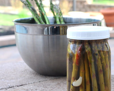 Quick Pickled Asparagus ♥ AVeggieVenture.com, quick and easy, low carb and practically no calories.