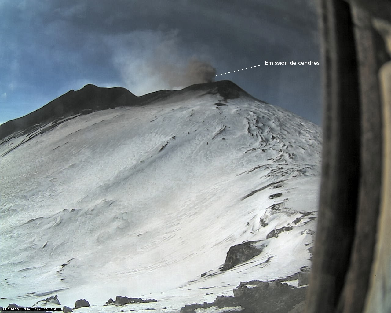 Emissions de cendres sur le volcan Etna,19 decembre 2013