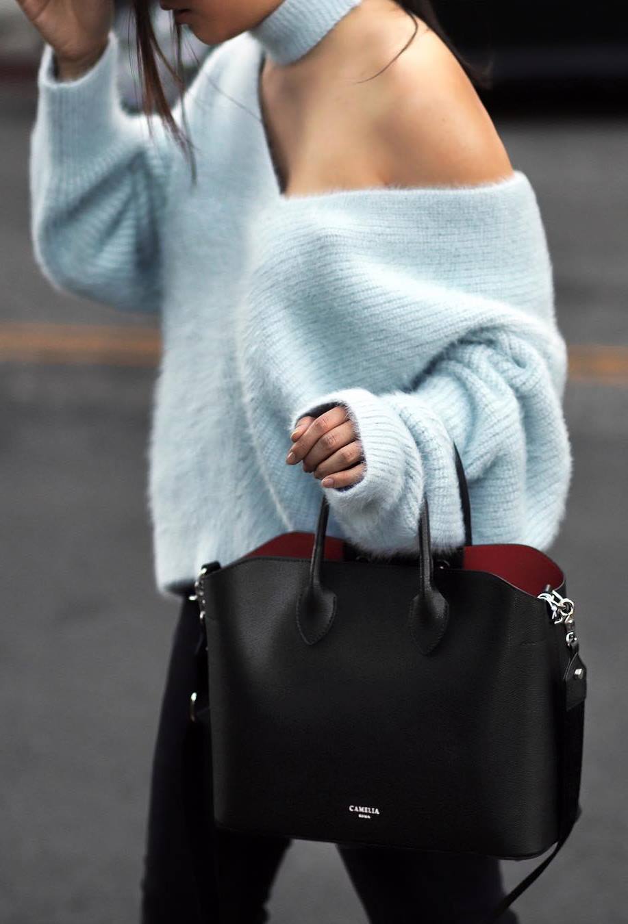 beautiful fall outfit / blue cashmere sweater + bag + black skinny jeans