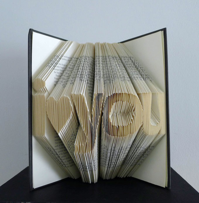 Escultura en hoja de libro