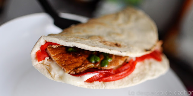 Quesadilla de carne con pimientos y pesto