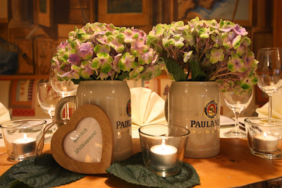 Gemeinsames Abendessen mit Freunden am Abend vor der Hochzeit Gemeinsames Essen mit Freunden am Vorabend der Hochzeit