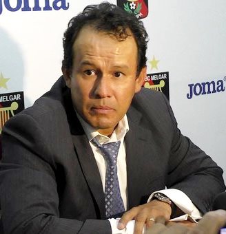 Juan Reynoso Foto de Juan Reynoso sentado en entrevista