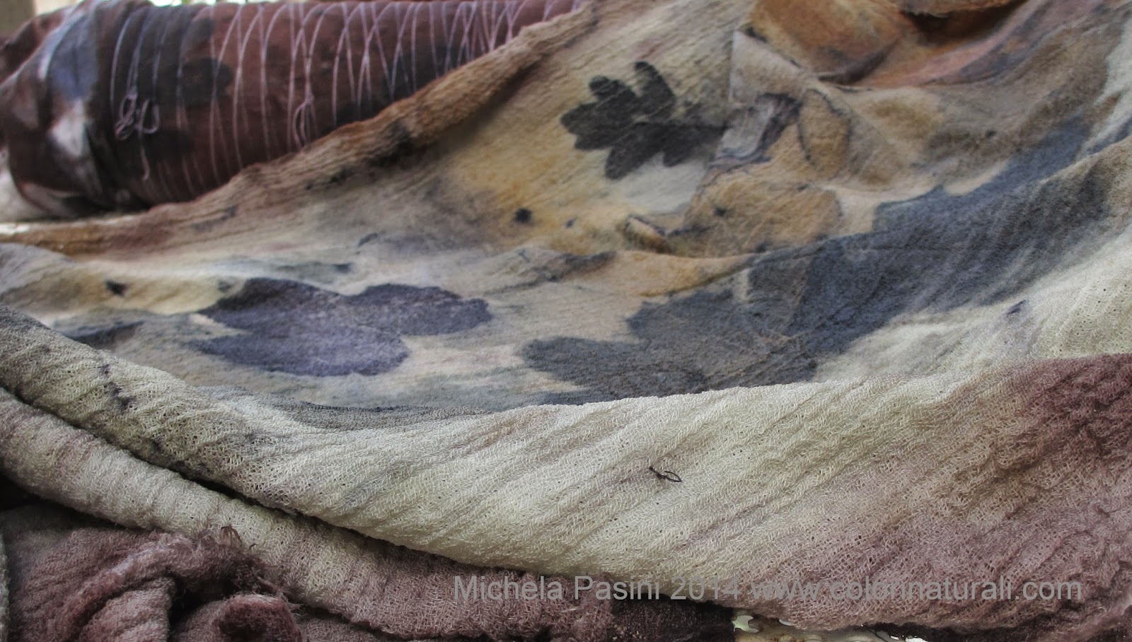abbigliamento sciarpe stole tessuti ecoprint ecoprinting tessuto naturale sostenibili stampa vegetale ecoprint produzione tintura naturale lana seta cotone lino canapa foglie abbigliamento sostenibile ecoprint ecoprinting tintura naturale