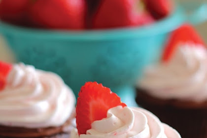 CHOCOLATE NUTELLA CUPCAKES WITH STRAWBERRY WHIPPED CREAM