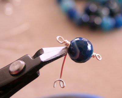Wire-wrapped agate necklace (tutorial) - step 1: bead connectors :: All Pretty Things