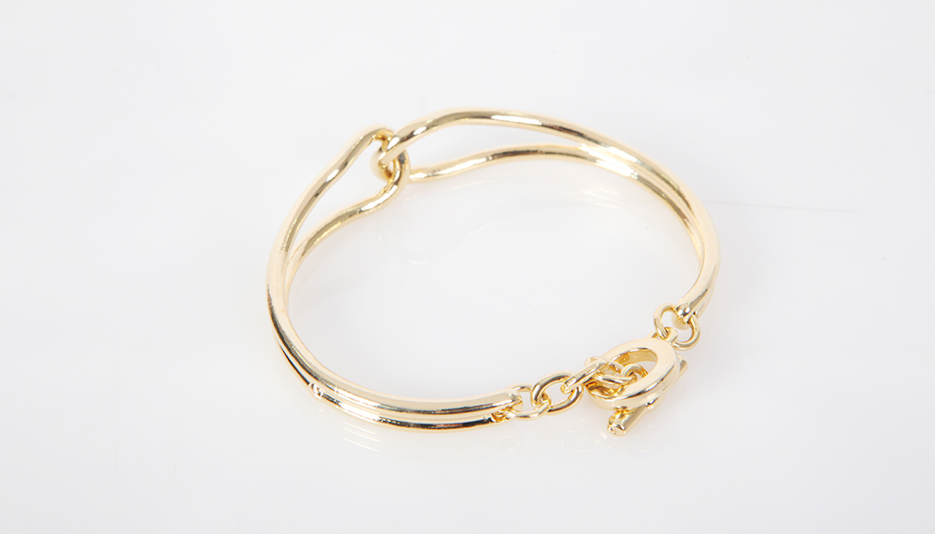 Chieney's Corner: The Elegance of Wearing Gold Tone Knot Bracelet