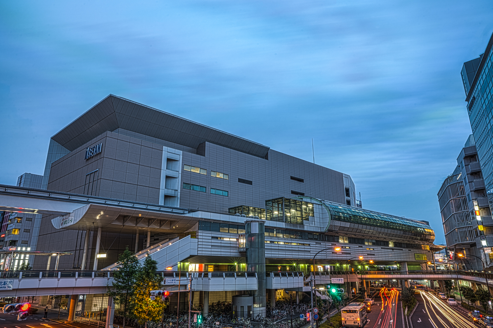 夕暮れの立川北駅・多摩モノレールの写真 HDR