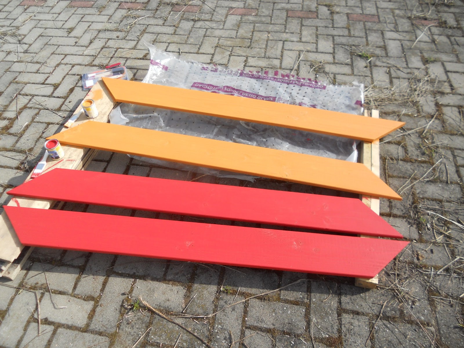 Ein Haus für Mensch, Hund, Katze und Maus Kettensäge und Pinsel im Einsatz