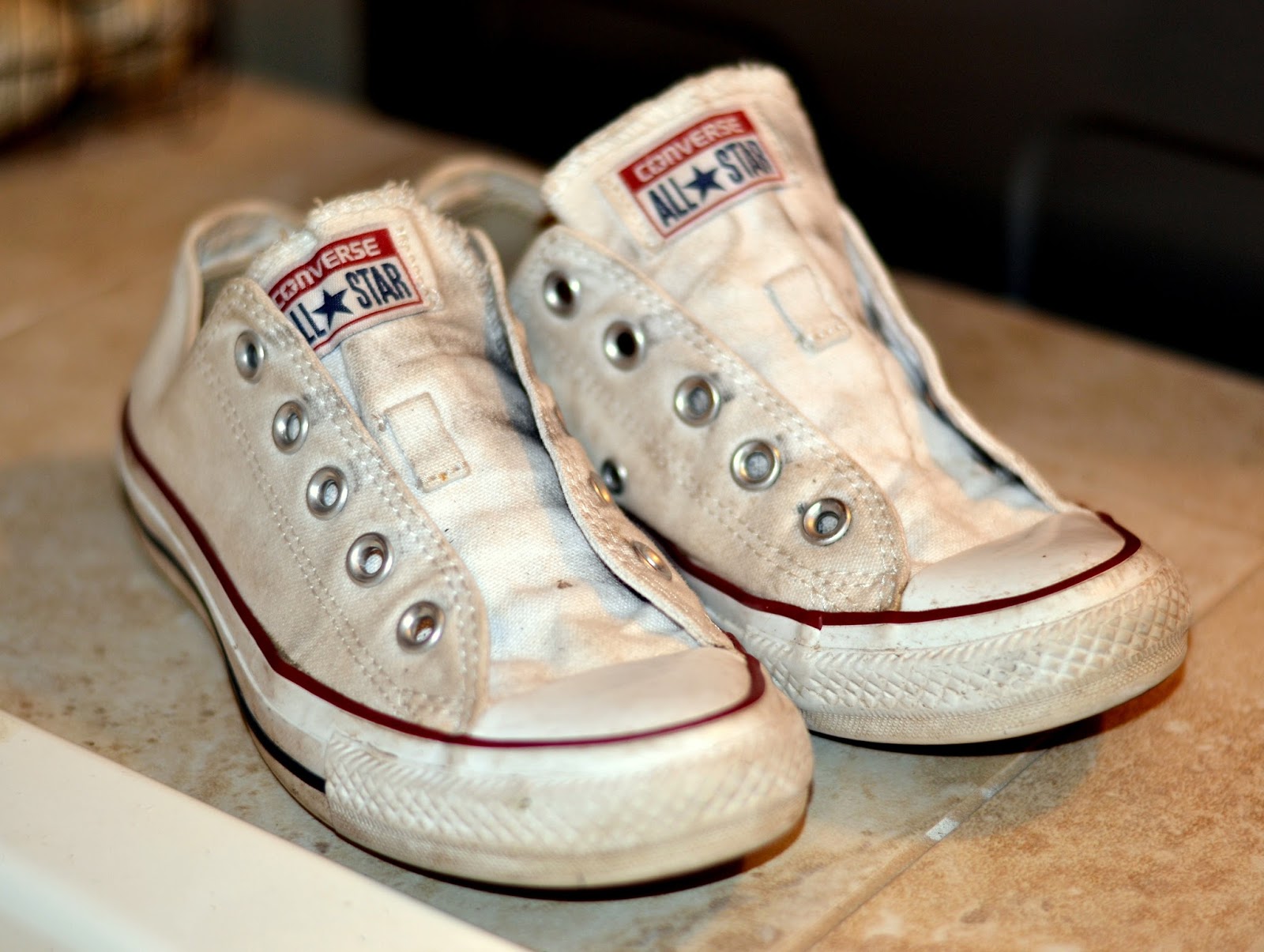 How to Clean Your White Converse {or Canvas} Shoes |