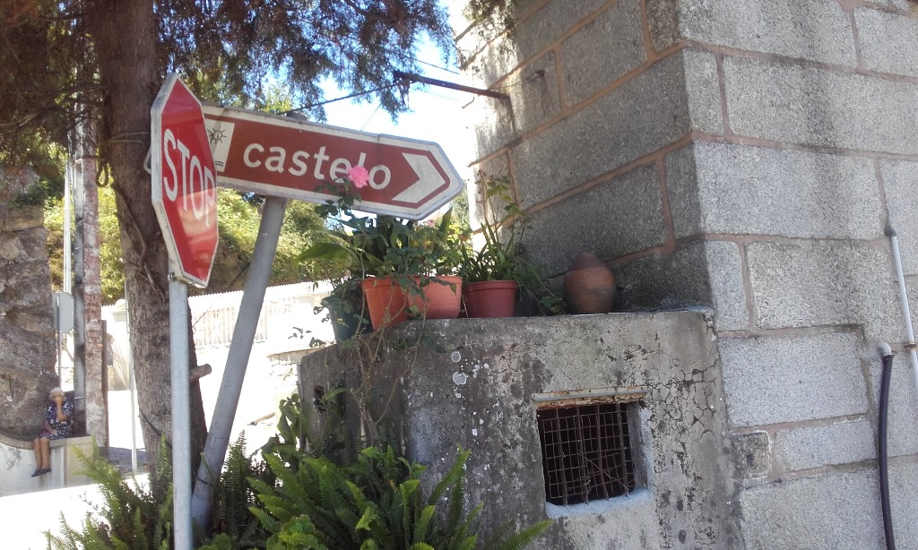 Placa para acesso á praia fluvial do Castelo