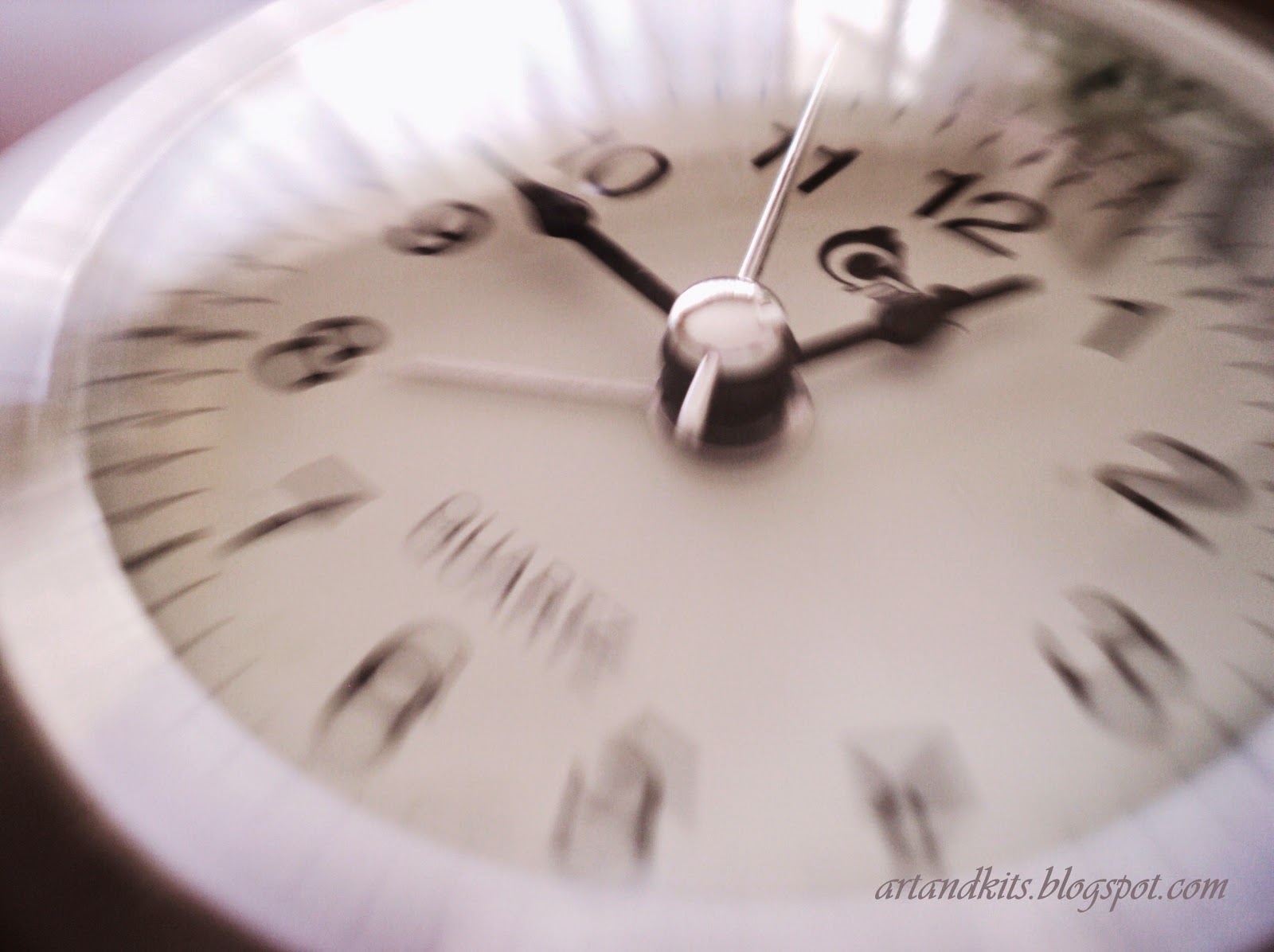 O tempo está sempre correndo... / Time is always ticking... O tempo, consegue ser medido com tanta precisão...E contudo, por vezes, nem sempre sabemos, quando é que é o momento certo, para seguir em frente... ou voltar atrás...E muitas vezes, as decisões adiam-se... para tentar ganhar mais tempo... E no entanto, o tempo, é sempre irreversível... / Time can be measured with such precision... And yet, sometimes, we don't know, when is the right time to move on... or to turn back... And many times, we delay our decisions... in order to try to win some more time... And yet, time is always irreversible ...