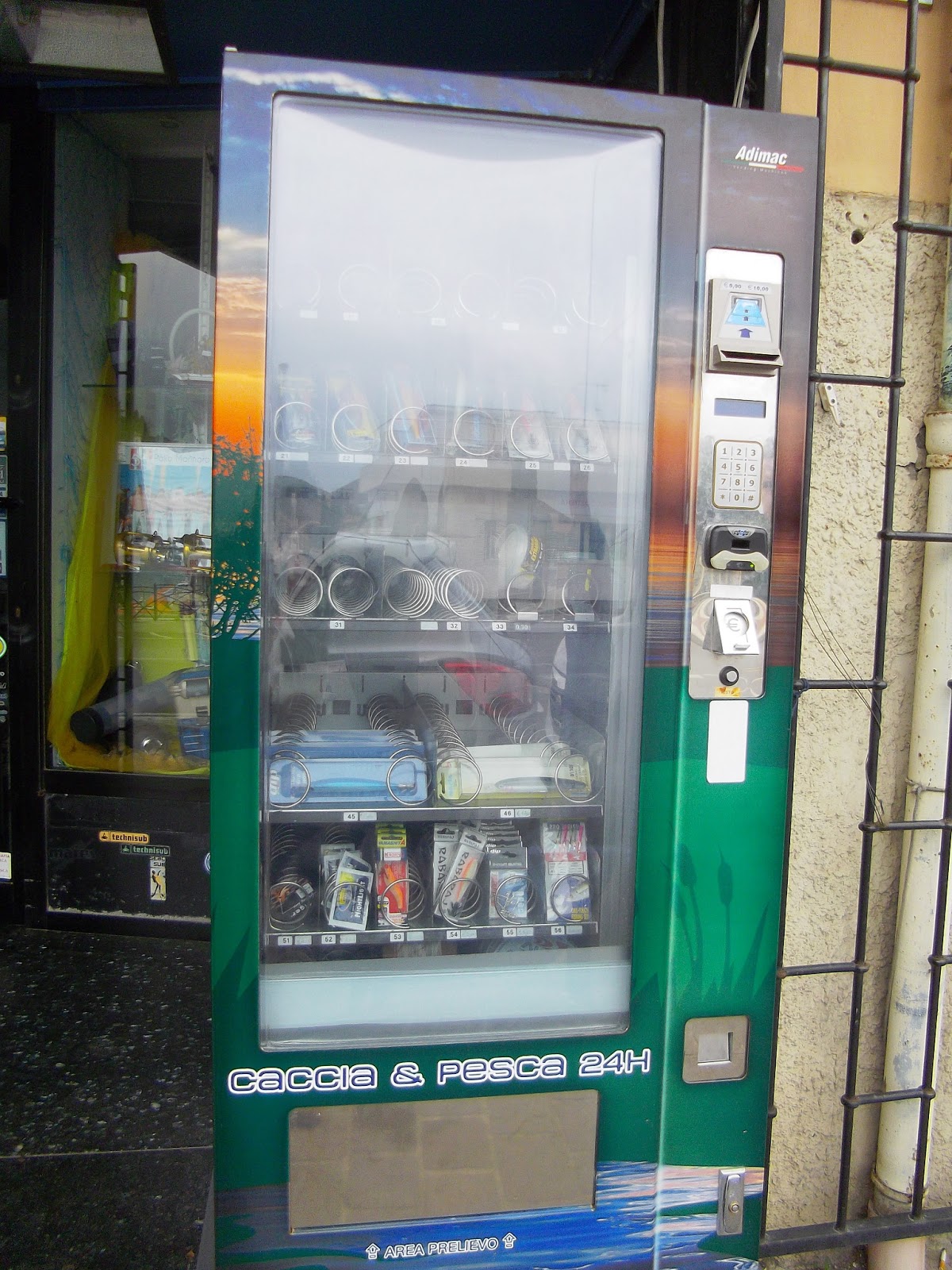 Automatic vending machine for fishing ustensiles in Porto Santo Stefano