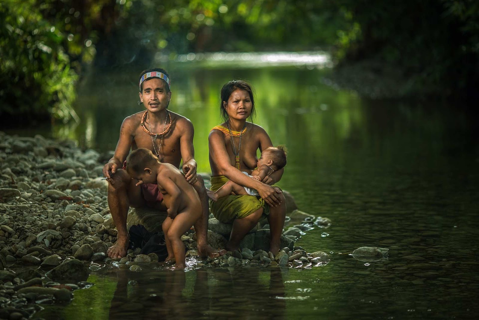 Джунглях живут люди. Племя Закаев остров Суматра. Ментавайские острова Индонезия. Коренной народ Индонезии.