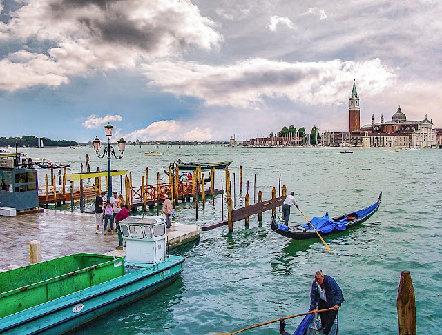 البندقية.. جمال عائم على 118 جزيرة Venice-Dock-Water-Italy-Venezia-Europe-Gondola-2041020
