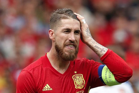 CAP NHAT tin toi 18/6: Mourinho muon Phil Jones tro thanh 'John Terry moi'. Modric co the lo tran gap Tay Ban Nha - Anh 5