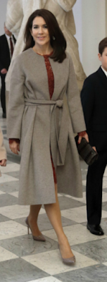 Manteau Joseph / escarpins Gianvito Rossi / pochette Naledi Copenhagen