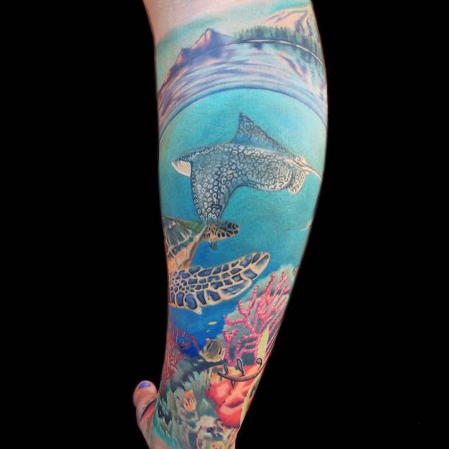 tatuaje de mantarraya realista en una pierna