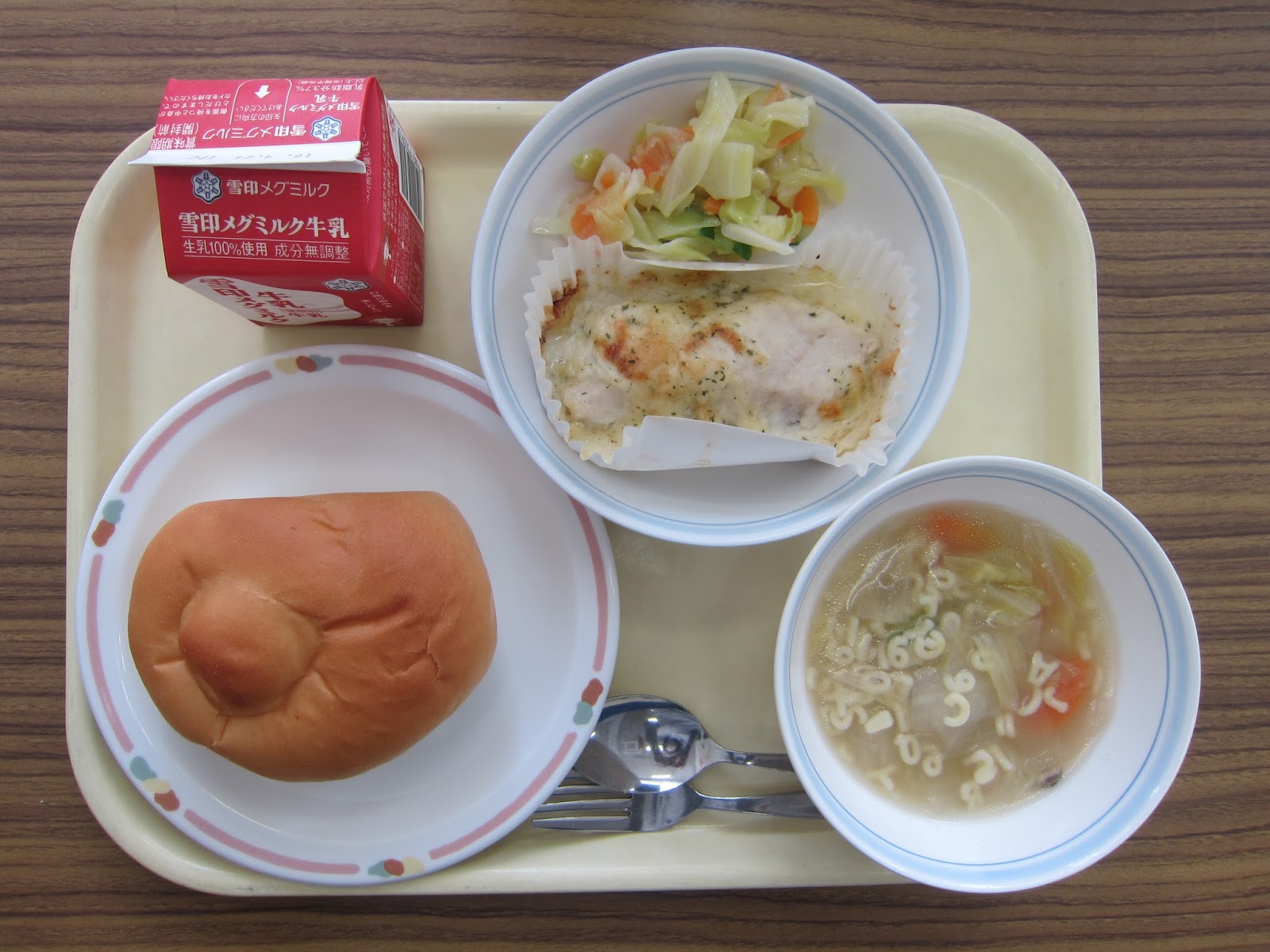 矢口東小学校 給食室より ミルクパン 牛乳 魚のモルネソース焼き コールスロー Abcマカロニスープ