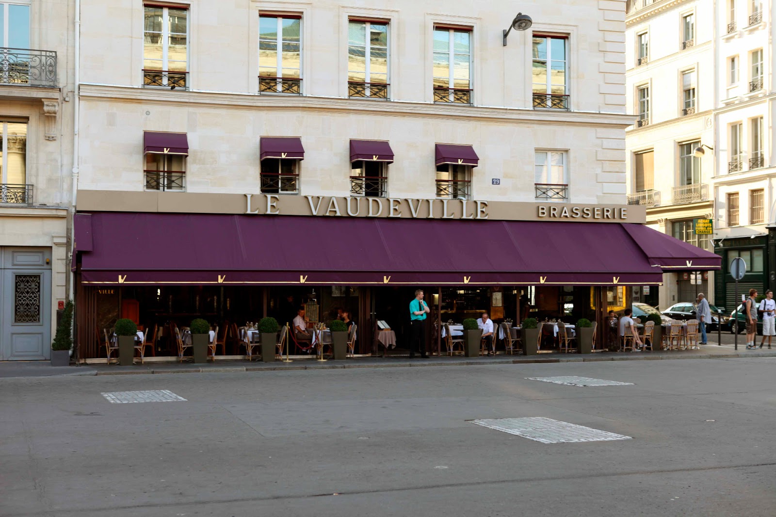 Tillie Tip Art Deco brasserie Le Vaudeville Parijs (FR)