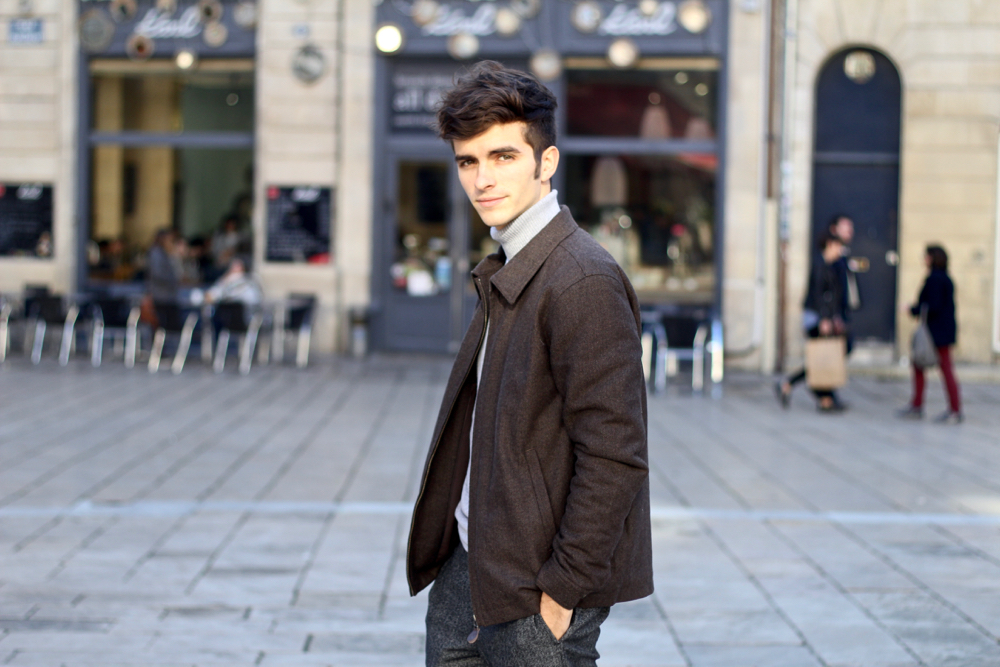 BLOG-MODE-HOMME-somewhere-clothing-casual-look-tenue-este-laine-courte-tweed-col-roulé-cachemire-bordeaux-simple-elegant-place-du-parlement