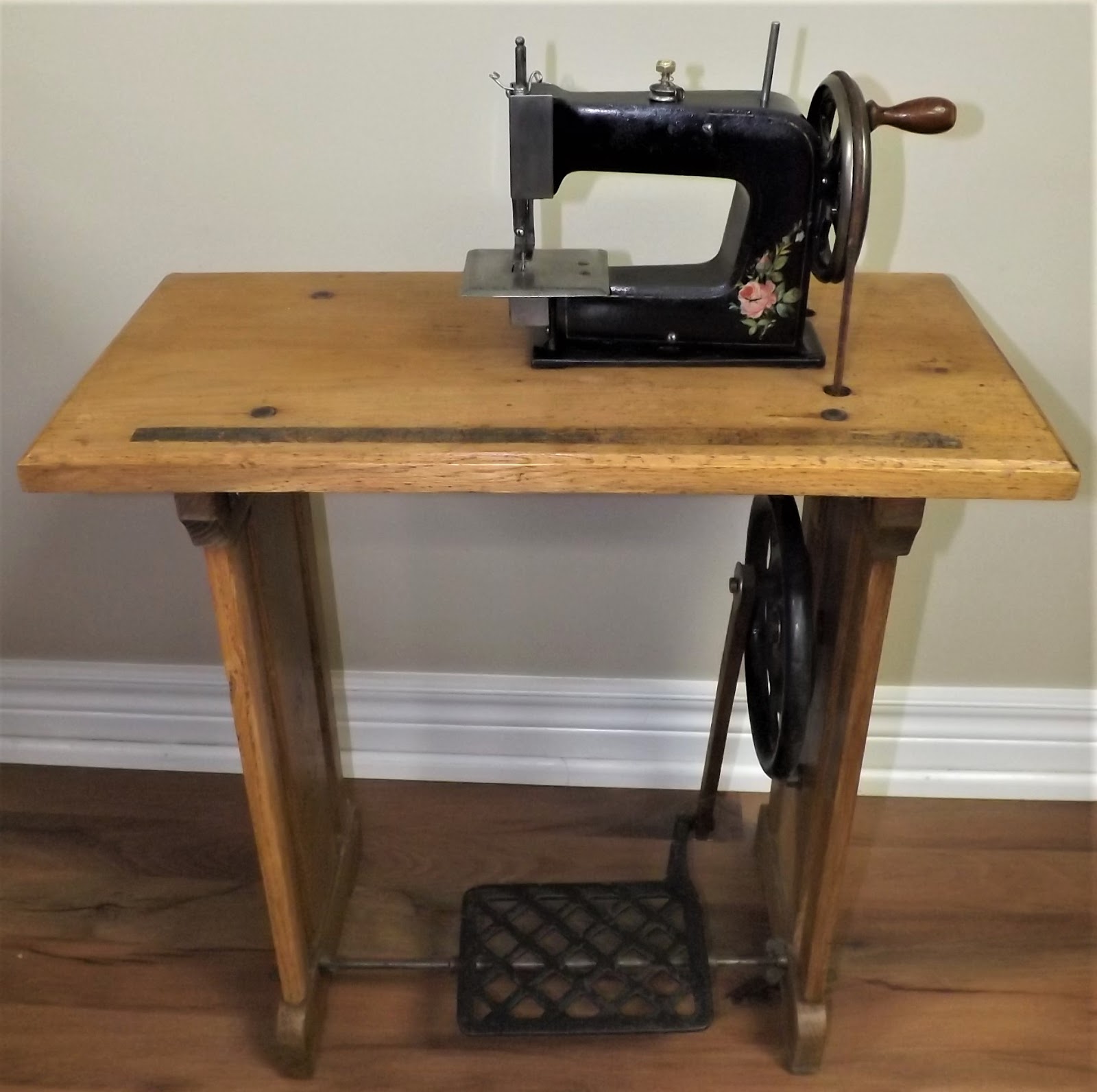 ANTIQUE and VINTAGE SEWING MACHINES WANTING a NEW HOME!! CHILD'S TOY