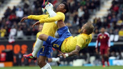 CHOQUE-Robinho-Dani-Alves-EFE_CLAIMA20110703_0172_4.jpg