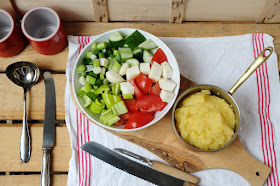 frische Zutaten für Gazpacho: Gurke, Tomate, Sellerie, Paprika, Zwiebeln
