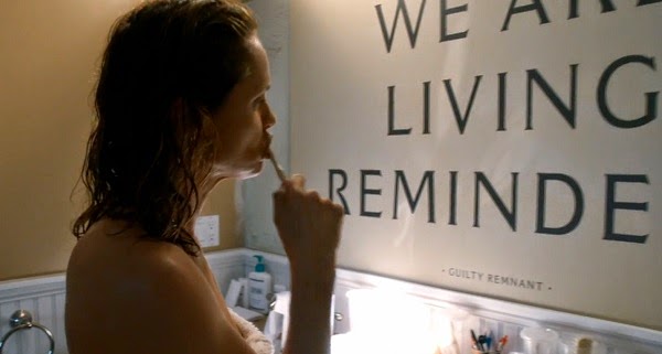 Laurie se lava los dientes frente a un mensaje de su secta