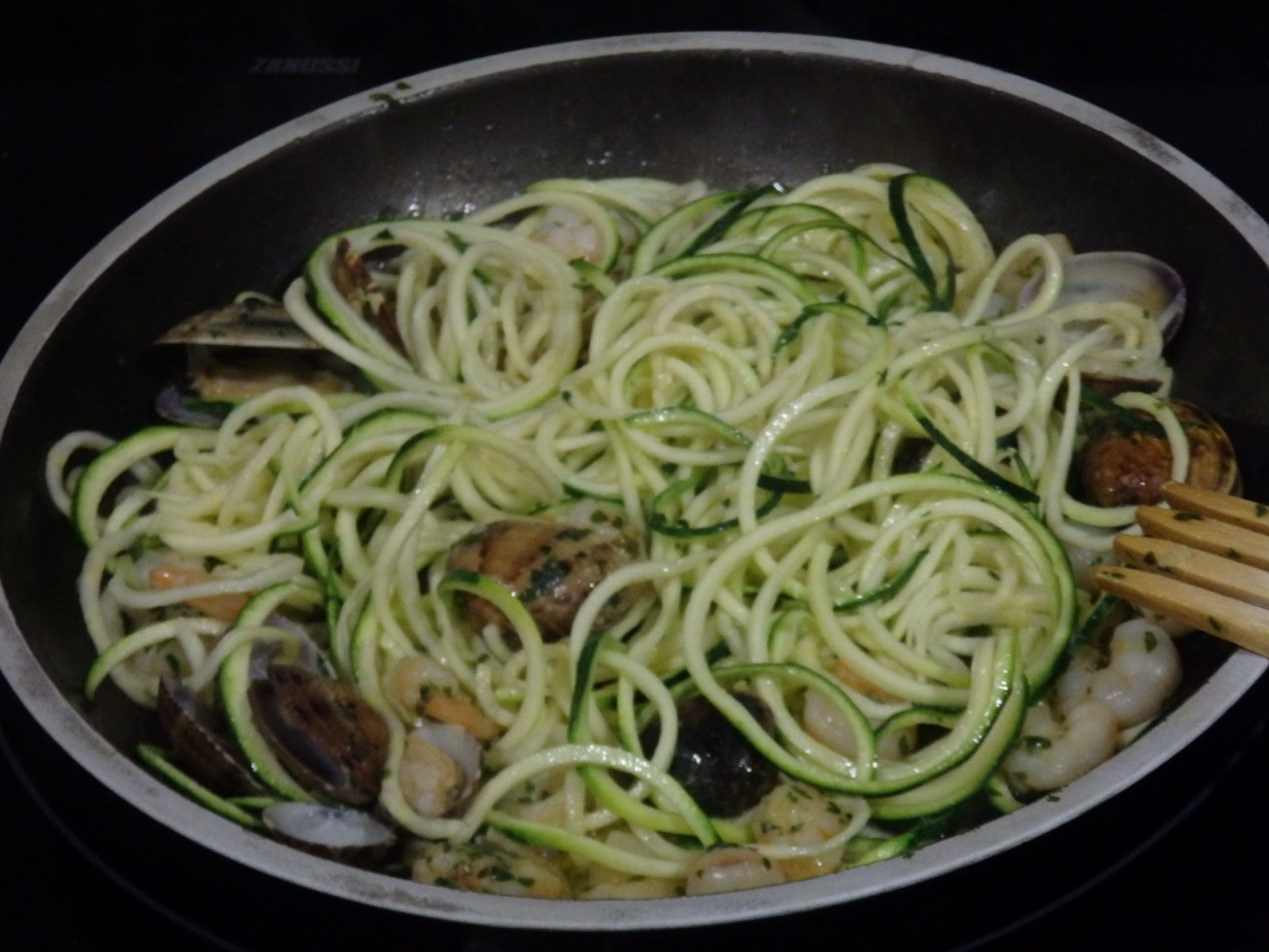 OSUKAA IS COOKING SPAGHETTI DE CALABACÍN CON GAMBAS Y ALMEJAS AL
