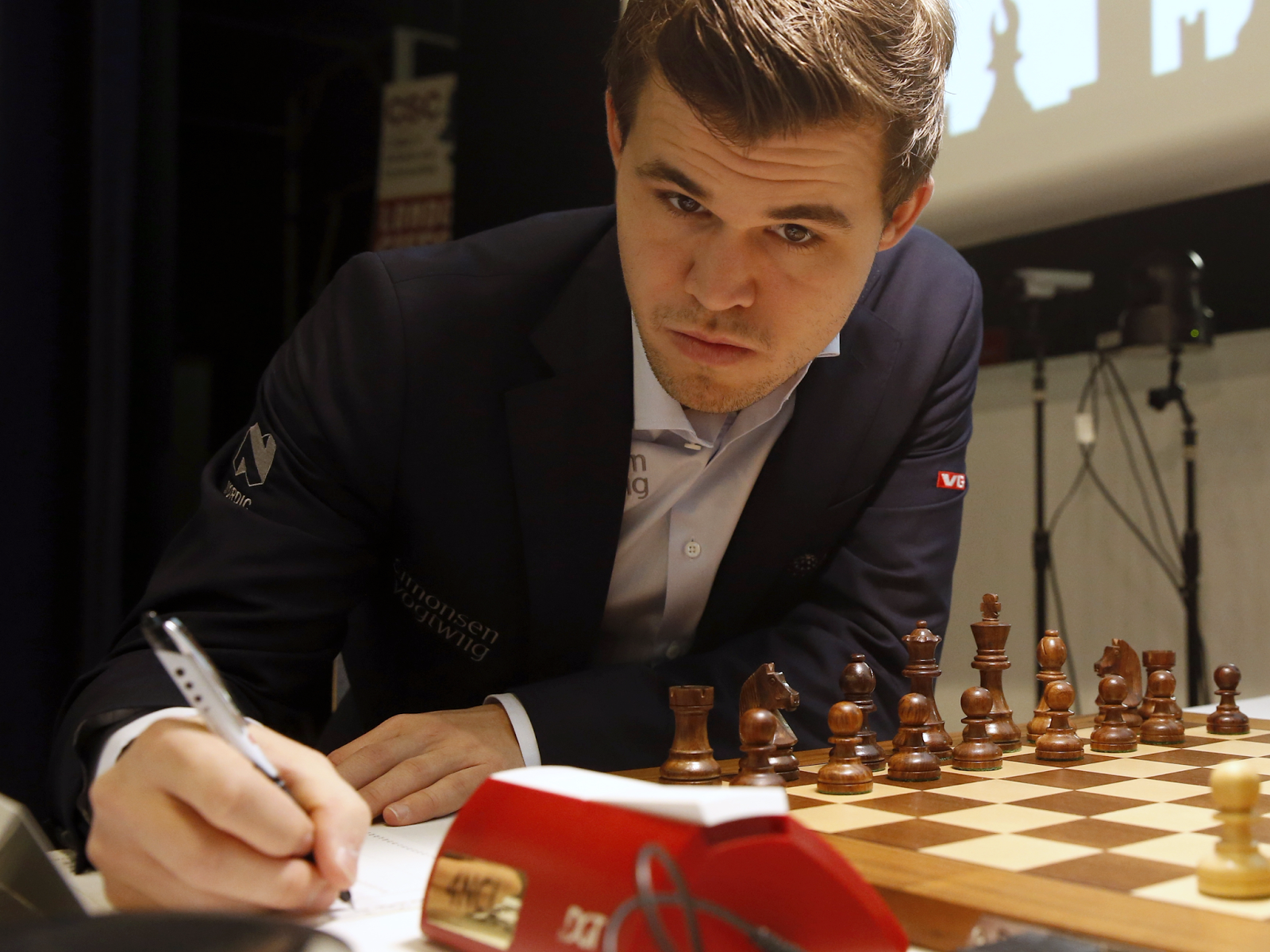 Magnus Carlsen ensina a jogar na abertura (Iniciantes)  Novo vídeo de  xadrez, dessa vez para INICIANTES! MAGNUS CARLSEN ensina o que fazer no  início do jogo de xadrez, chamamos de ABERTURA
