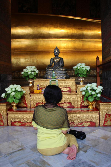Frau im Wat Pho Tempel, Bangkok Frau im Wat Pho Tempel, Bangkok