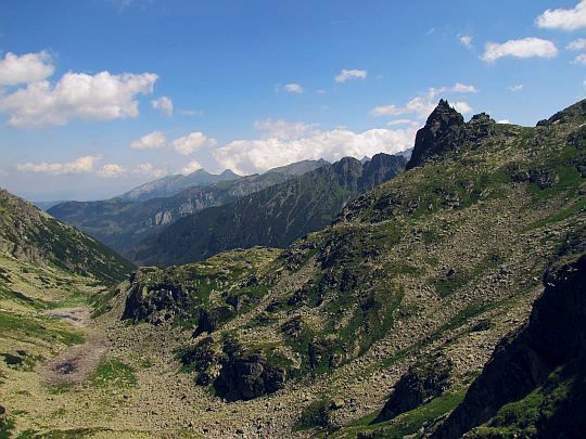 W dali widoczne są Tatry Bielskie.