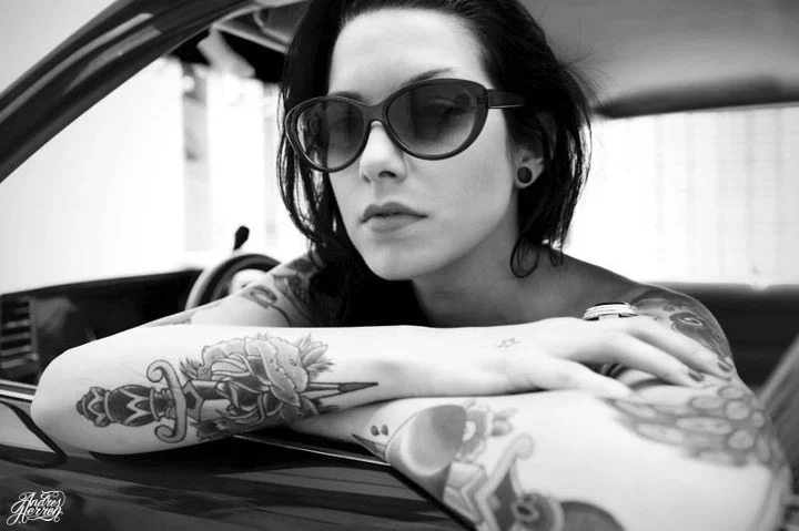 vemos a una mujer joven con tatuaje de cuchillo o tatuaje de daga