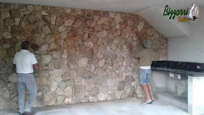 Revestimento com pedra moledo na parede sendo a pedra na cor bege com espessura de 17 cm.