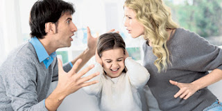pareja peleando padres peleando frente a hija