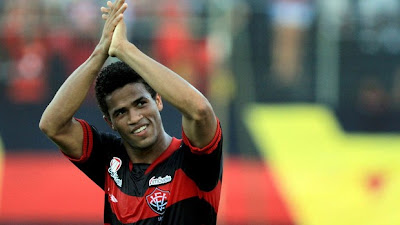 Flamengo cobre proposta do Atlético-PR ao Vitória pelo lateral Léo.