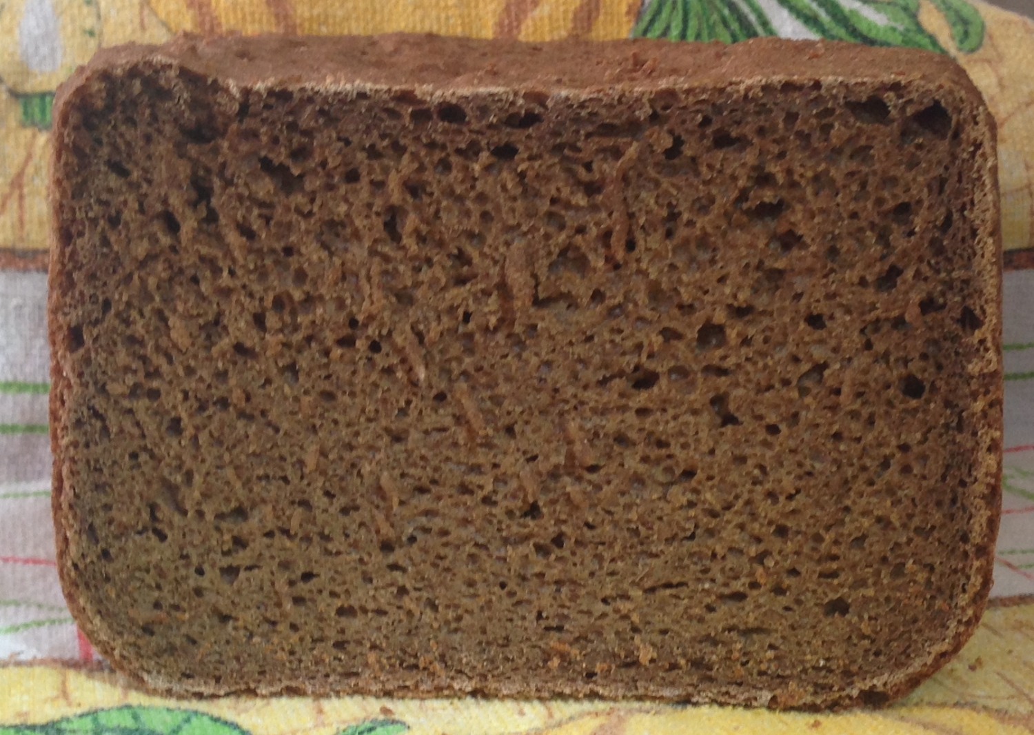 Черный хлеб простейшие рецепты. Ржаной хлеб в хлебопечке. Чёрный хлеб в хлебопечке. Хлеб из ржаной муки в хлебопечке. Ржано-пшеничный хлеб ржано-пшеничный хлеб.