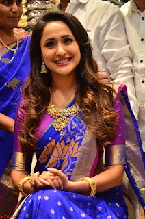 Pragya Jaiswal in colorful Saree looks stunning at inauguration of South India Shopping Mall at Madinaguda ~  Exclusive Celebrities Galleries 006