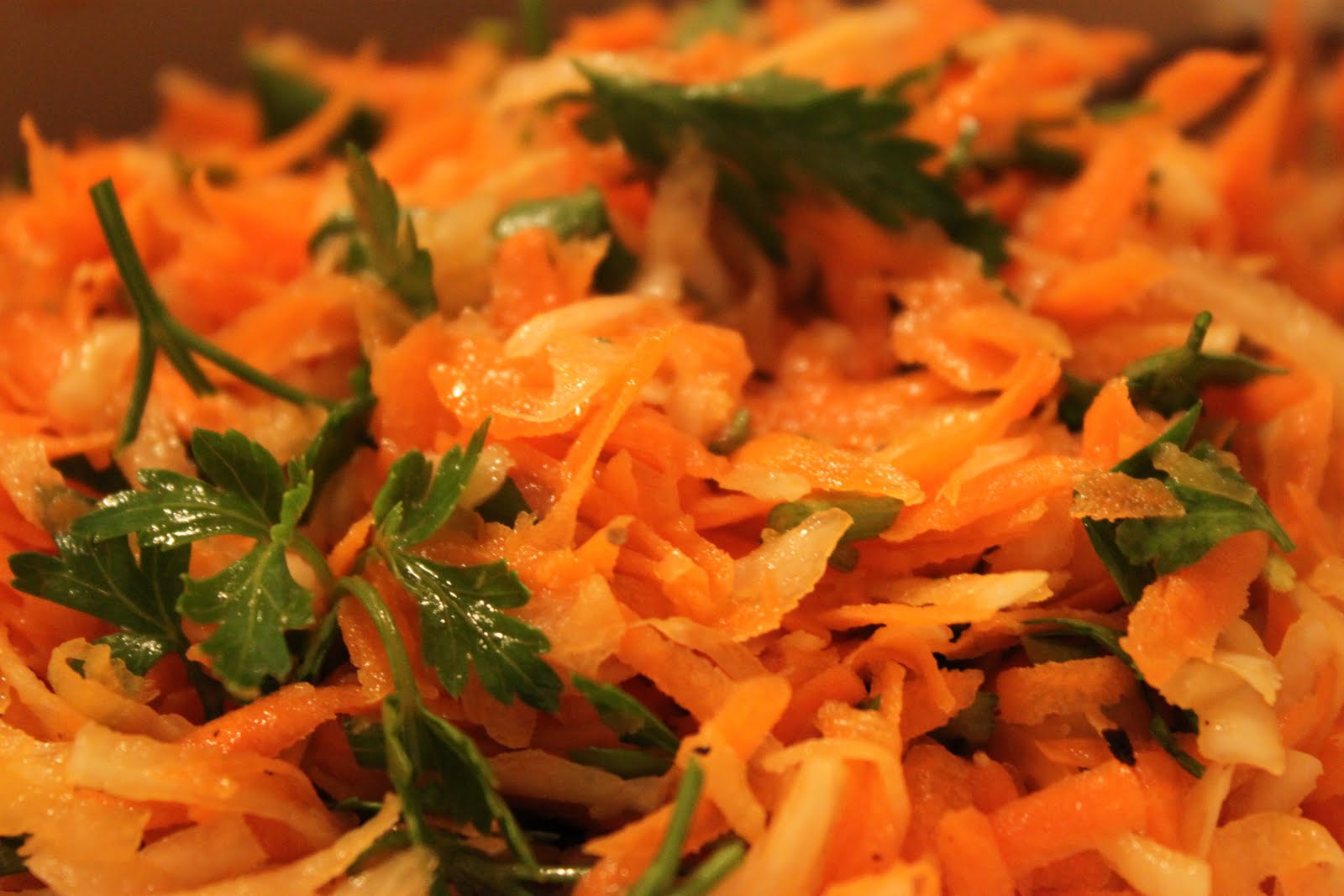 La jeune fille dans la cuisine Carrot and turnip Salad