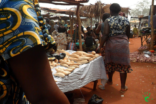 Bancarelle di pane, igname e manioca al mercato di Noepé, Togo, Africa