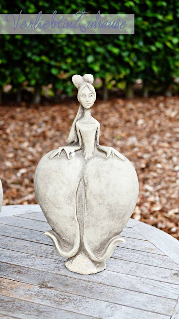 Dekofigur für Garten -Frau mit ausladenem Rock