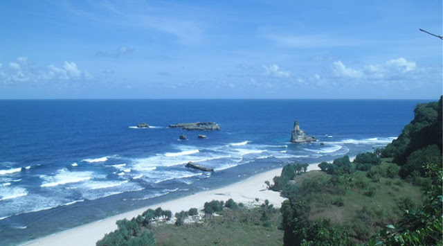  Pantai Eksotis di Jawa Timur Yang Banyak Dikunjungi Wisatawan 10 Pantai Eksotis di Jawa Timur Yang Banyak Dikunjungi Wisatawan