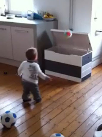 Video : 1歳半の天才サッカー幼児