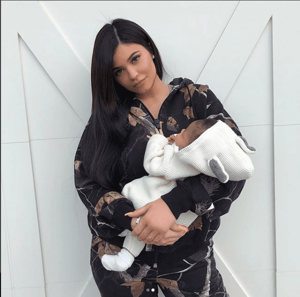 Luxury Makeup - Kylie Jenner Reveals  Her Baby Stormi On Snapchat 