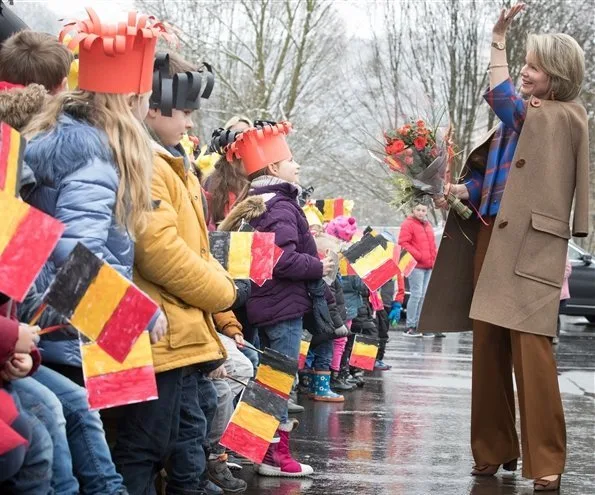 Queen Mathilde visited the school Athénée Royal d'Esneux in Esneux. Queen Mathilde wore Natan camel dress and Natan wool blouse