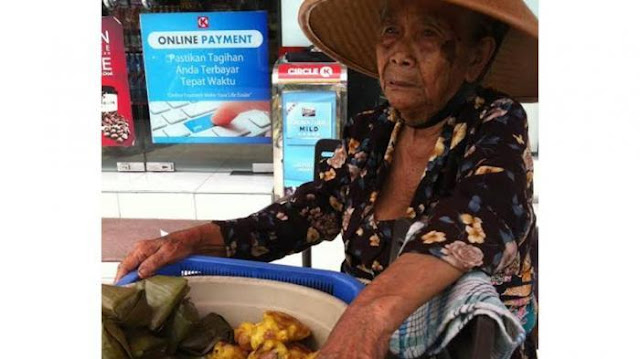 Perjuangan Nenek Pujo Berjualan Kue Demi Berobat Suaminya Yang Sakit Sungguh Mengharukan